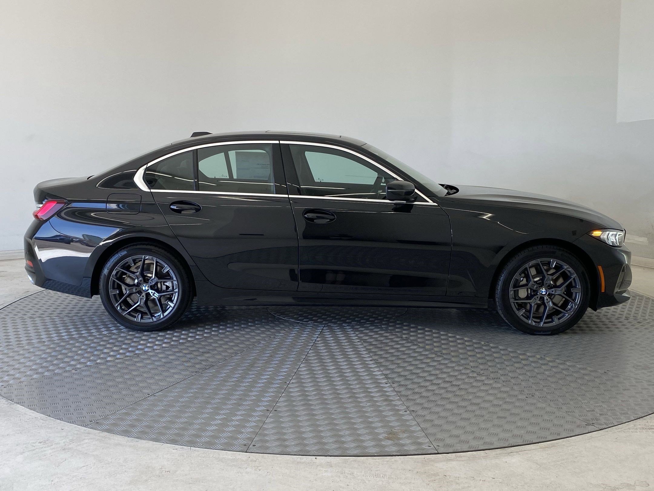 Used 2025 BMW 330i xDrive Sedan w/ Convenience Package image 7