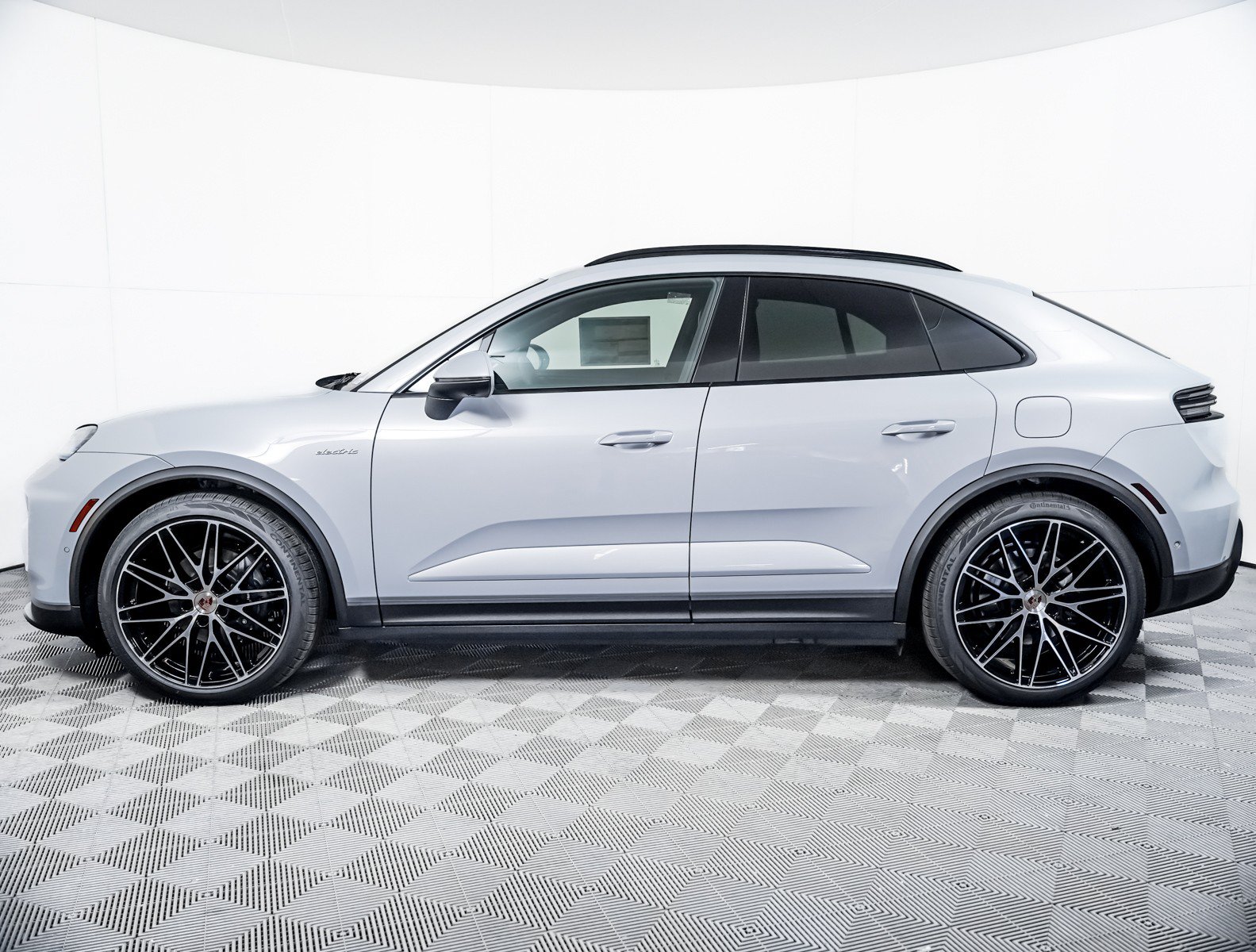 New 2026 Porsche Macan 4 Electric AWD/4WD image 2