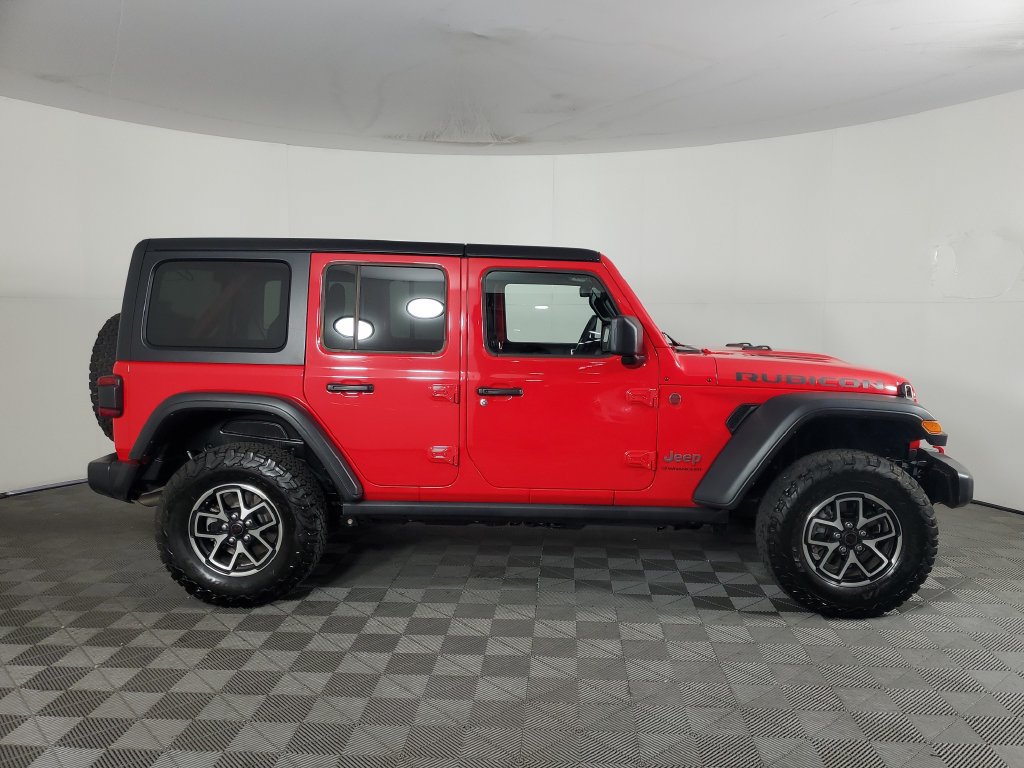 Used 2025 Jeep Wrangler Unlimited Rubicon w/ Convenience Group AWD/4WD image 3