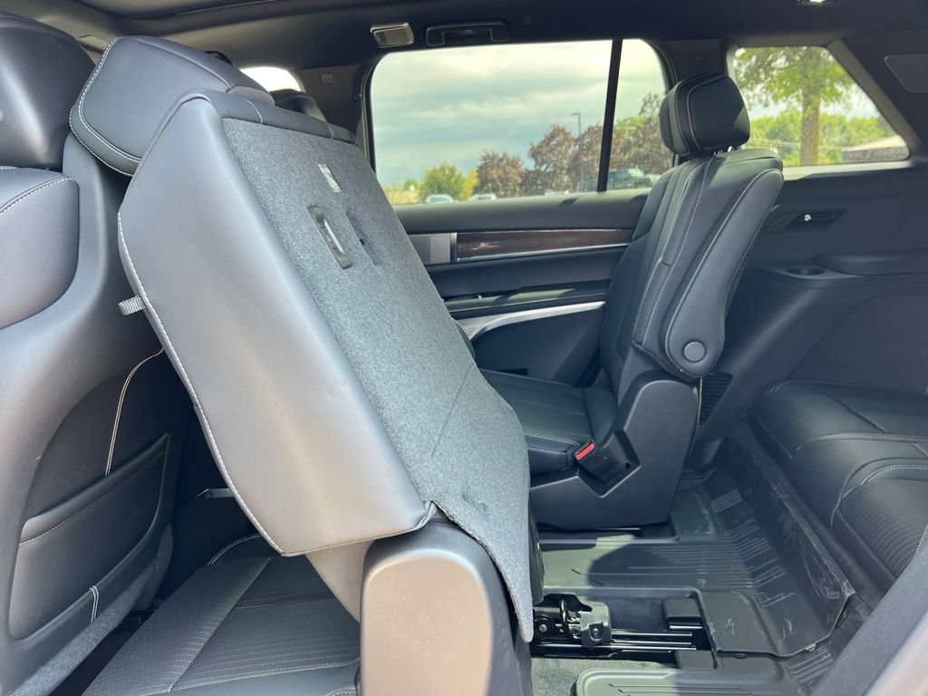 New 2027 Cadillac Vistiq Sport w/ LPO, Floor Liner Package AWD/4WD image 6