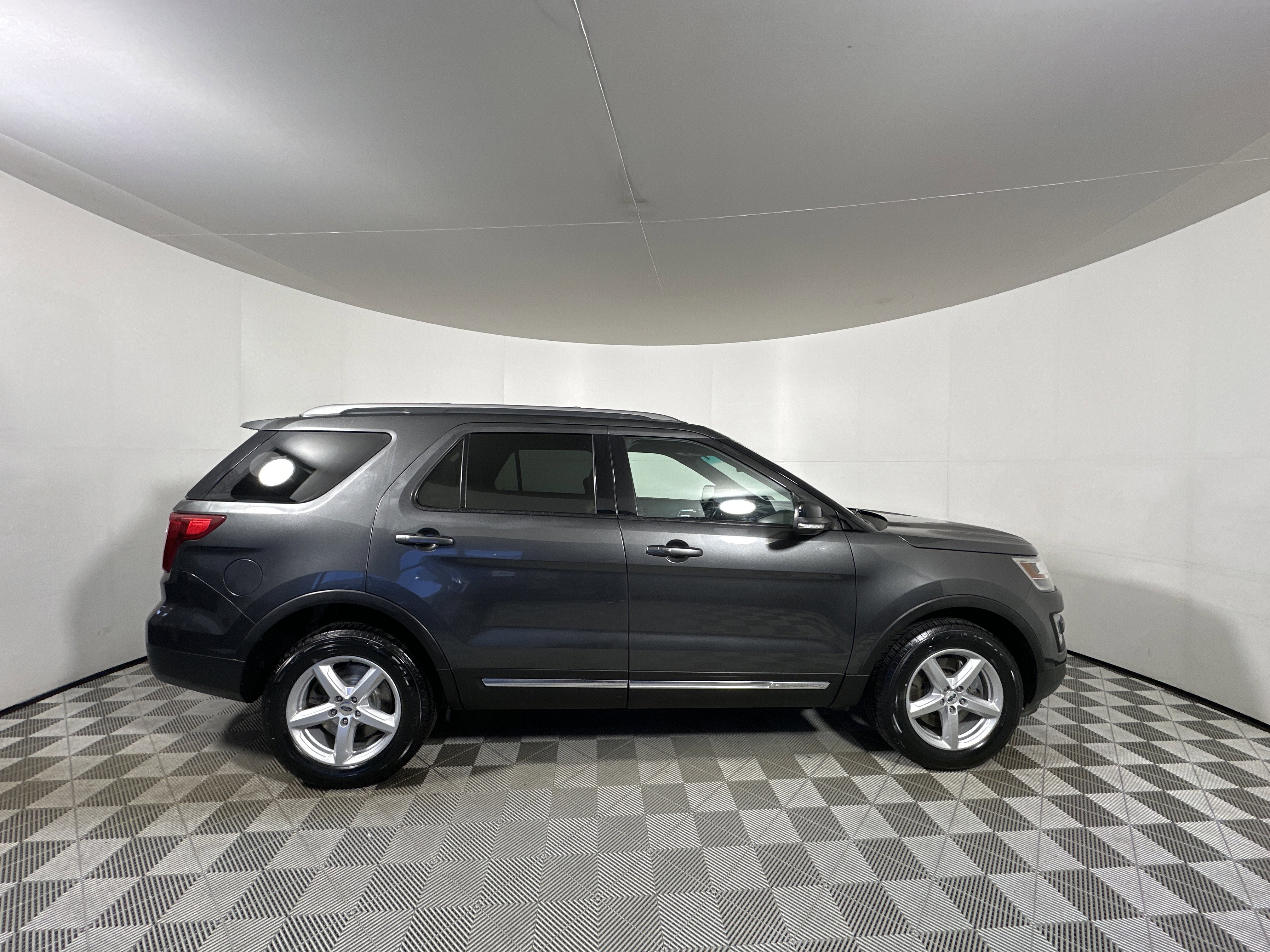 Used 2016 Ford Explorer XLT w/ Equipment Group 201A image 8