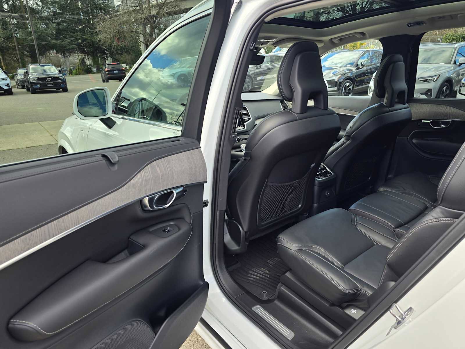 Certified 2022 Volvo XC90 T8 Inscription w/ Advanced Package image 15