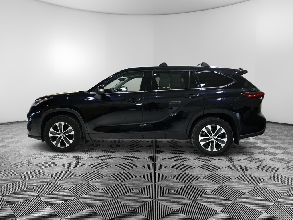 Used 2022 Toyota Highlander XLE image 2