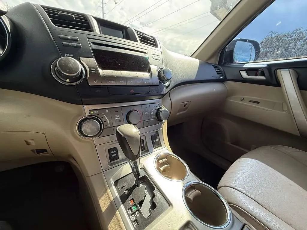 Used 2012 Toyota Highlander SE w/ Tow Pkg image 12