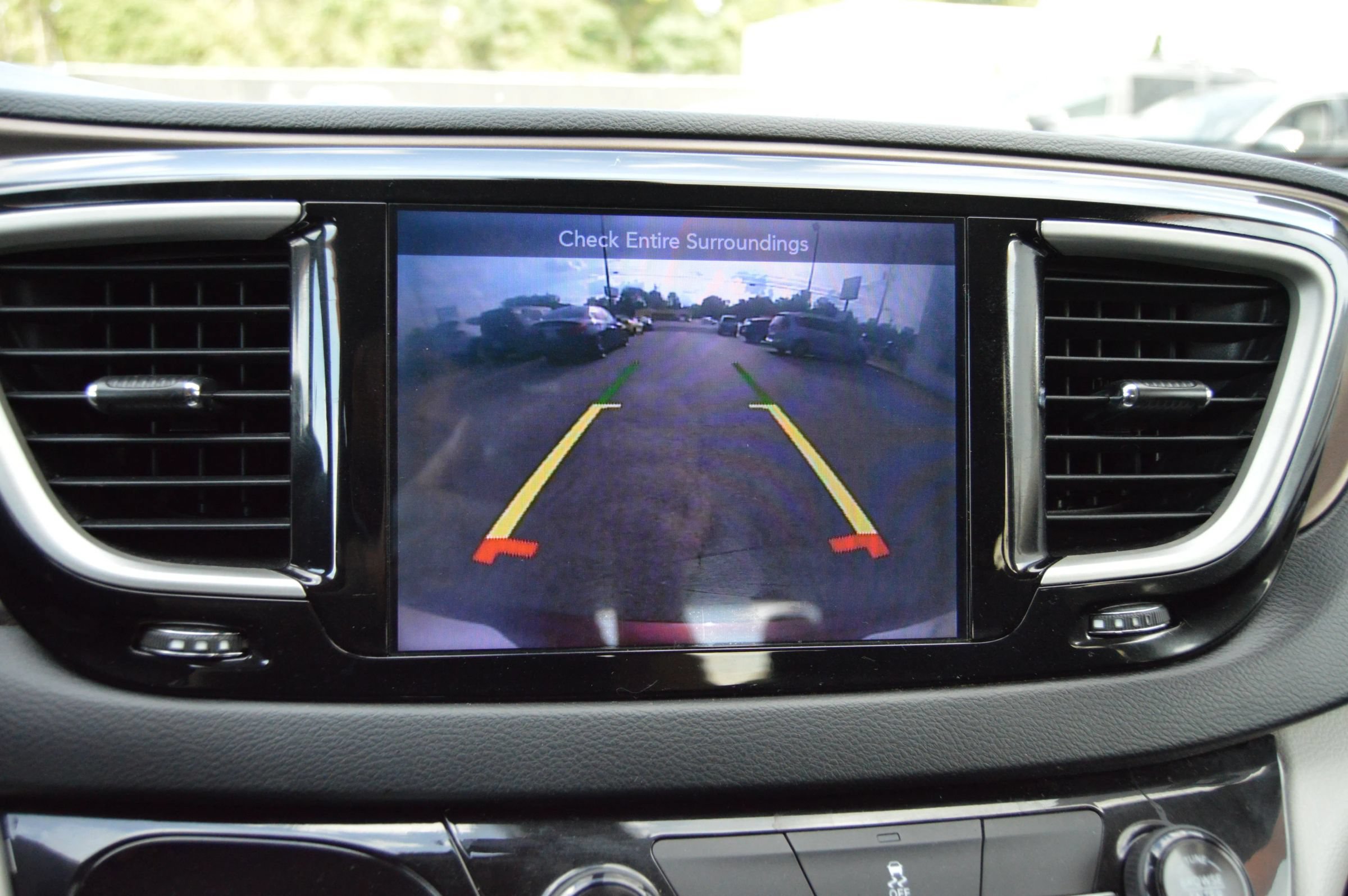 Used 2017 Chrysler Pacifica Touring FWD image 13