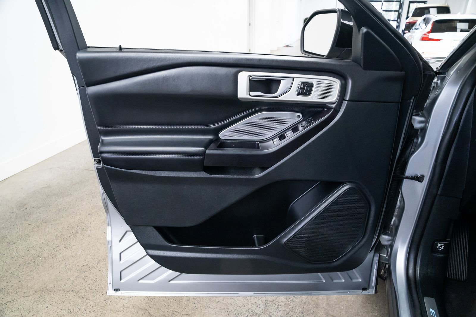 Used 2020 Ford Explorer Platinum w/ Premium Technology Package image 16