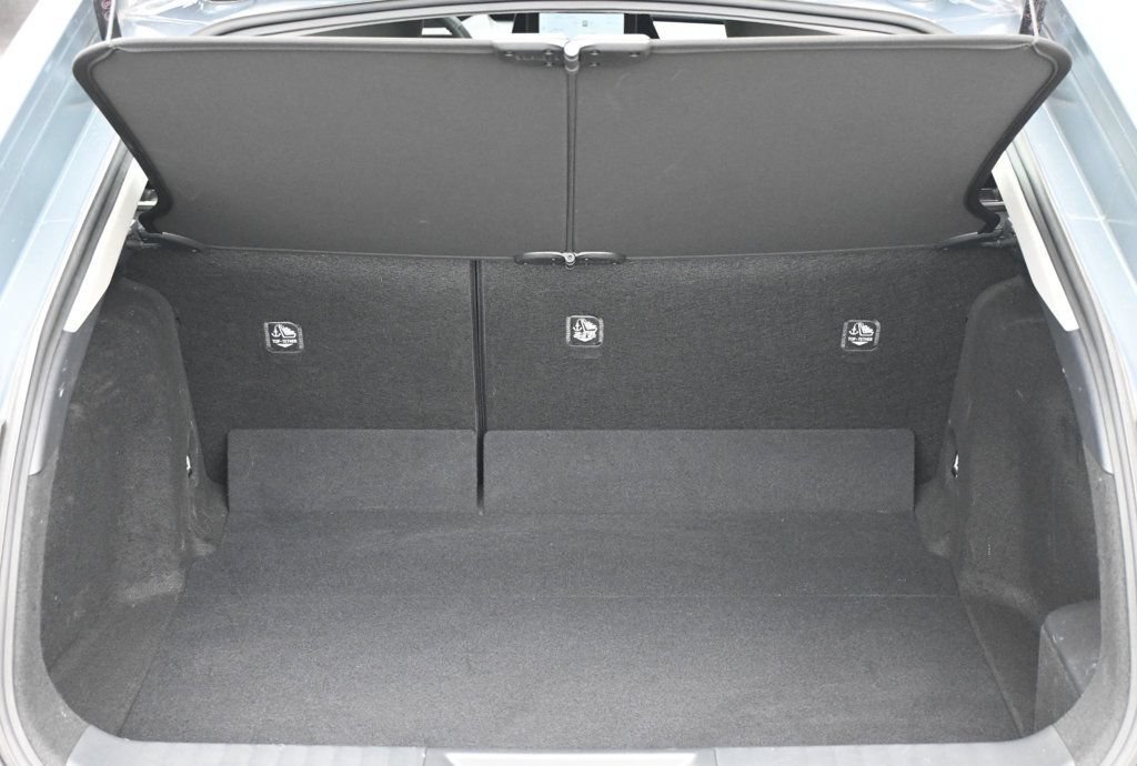 Used 2025 Toyota Prius LE FWD image 19