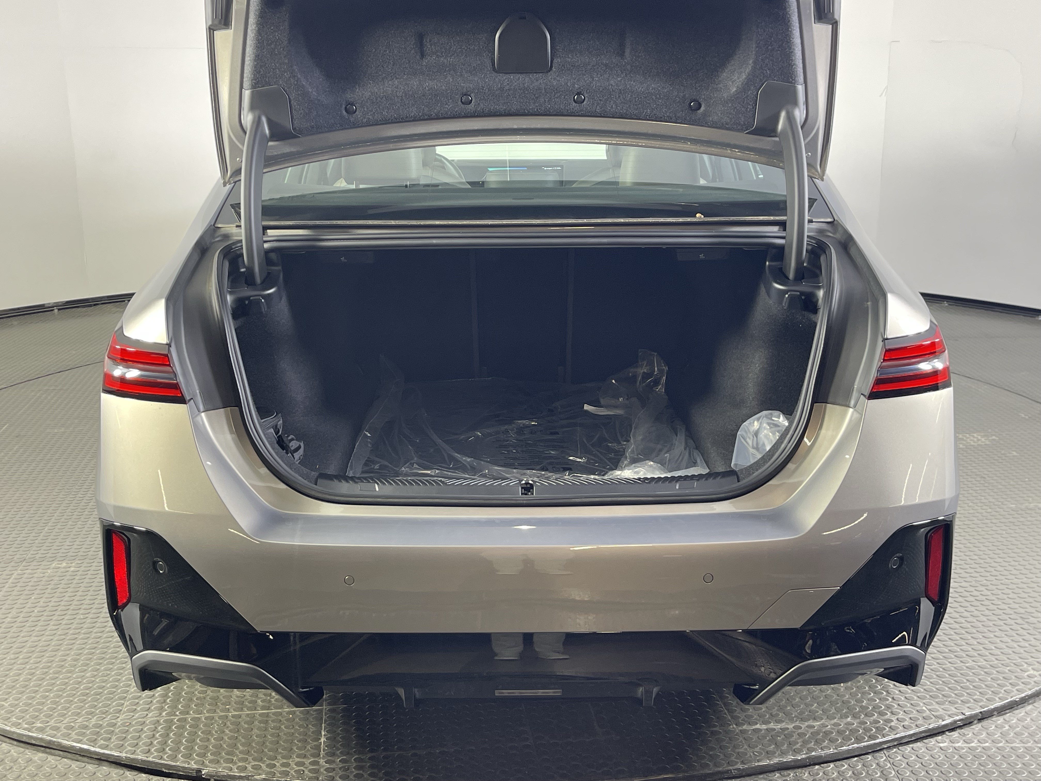 Certified 2026 BMW 530i xDrive w/ M Sport Package AWD/4WD image 9