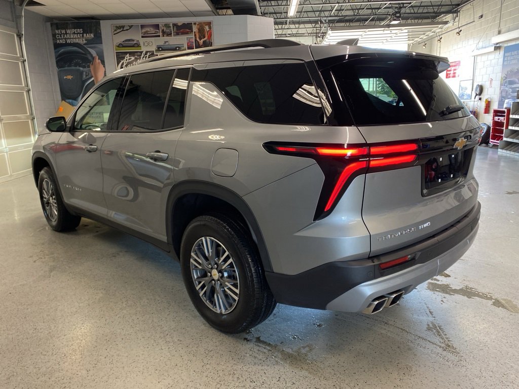 Used 2025 Chevrolet Traverse LT image 5