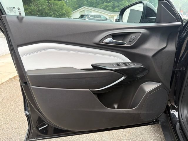 Used 2025 Chevrolet Trax LT w/ Sunroof Package FWD image 19