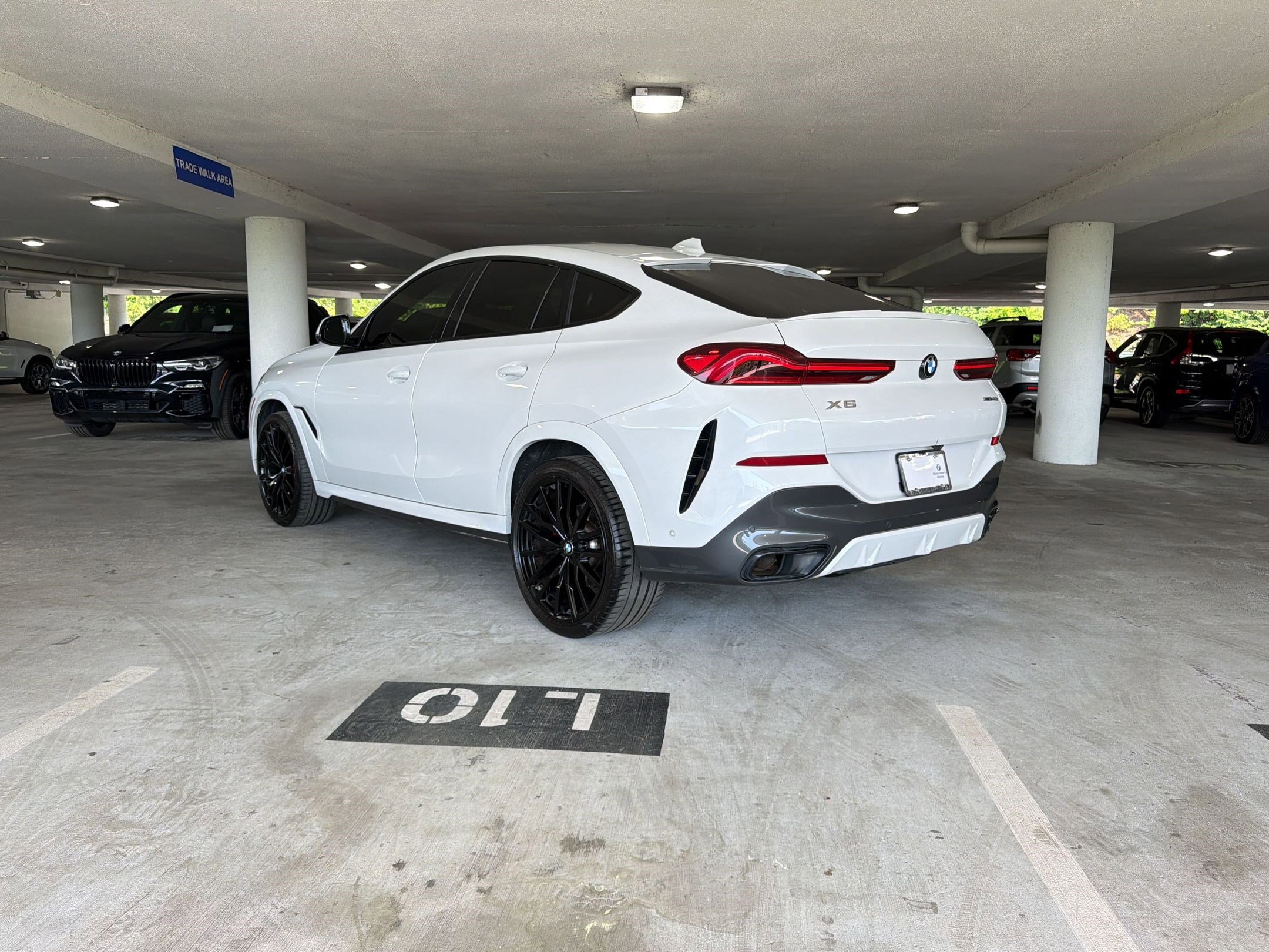 Used 2022 BMW X6 xDrive40i w/ M Sport Package AWD/4WD image 3