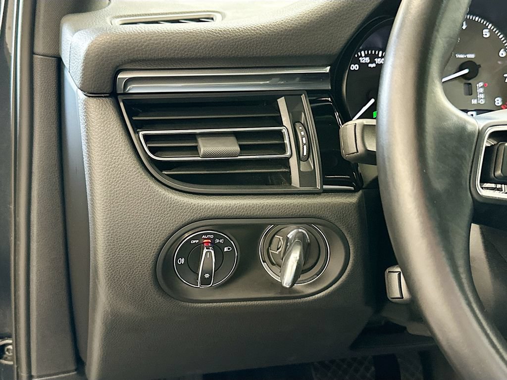 Certified 2022 Porsche Macan S AWD/4WD image 11