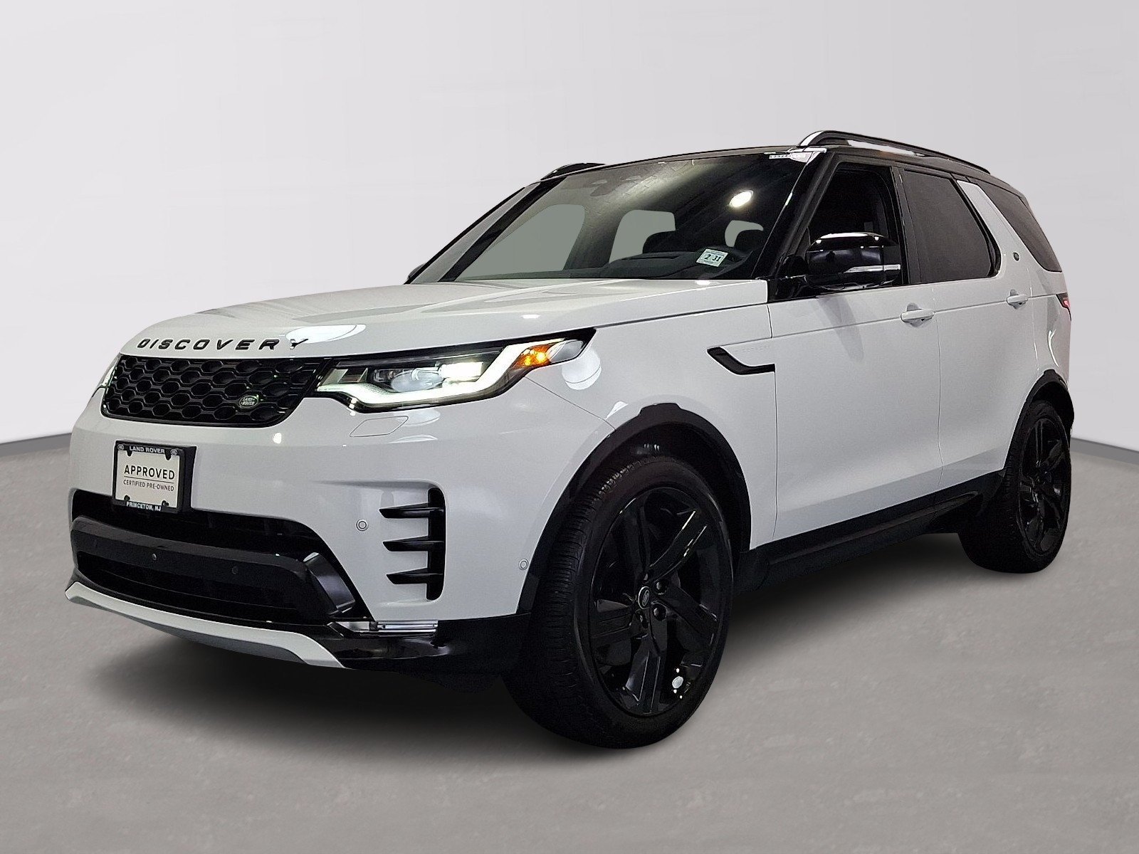 Certified 2025 Land Rover Discovery Dynamic SE AWD/4WD image 1