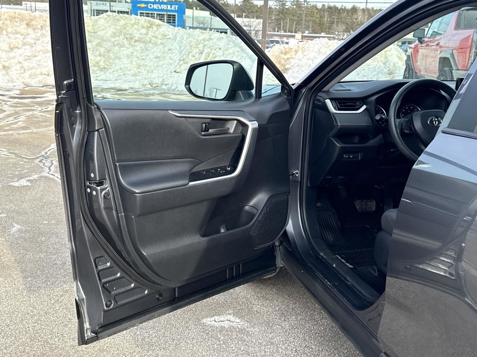 Used 2021 Toyota RAV4 LE image 9