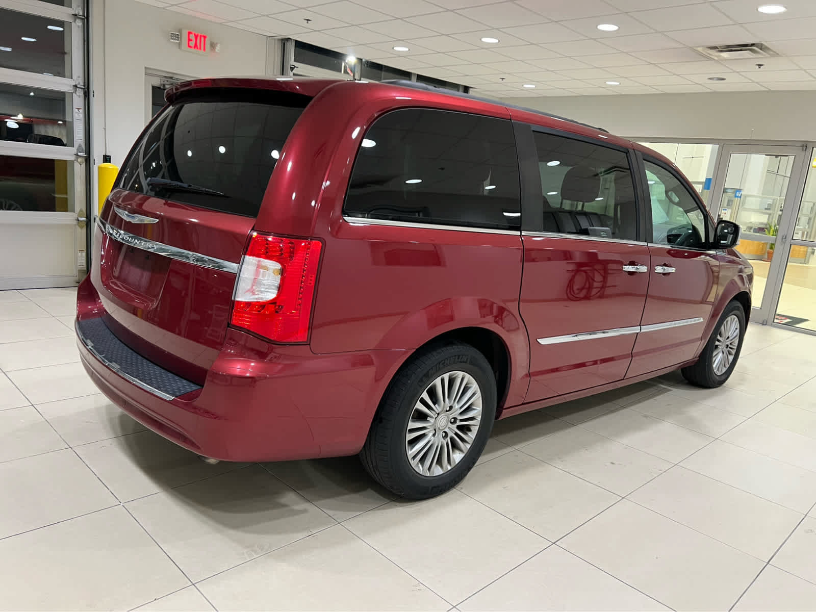Used 2015 Chrysler Town & Country Touring-L w/ Driver Convenience Group FWD image 4