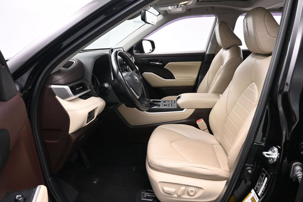 Used 2022 Toyota Highlander XLE AWD/4WD image 15