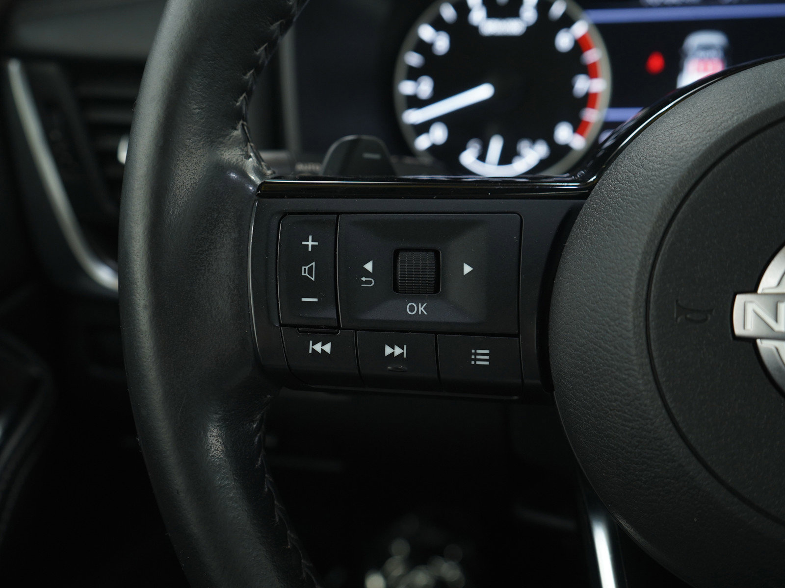 Used 2023 Nissan Rogue SV w/ SV Premium B Package image 26