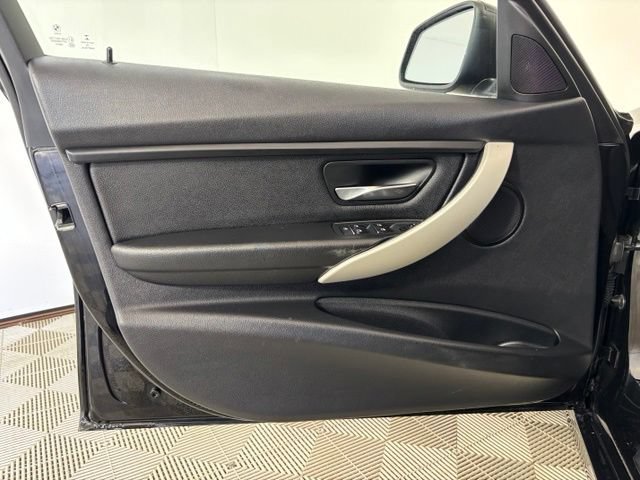 Used 2017 BMW 320i xDrive Sedan AWD/4WD image 10