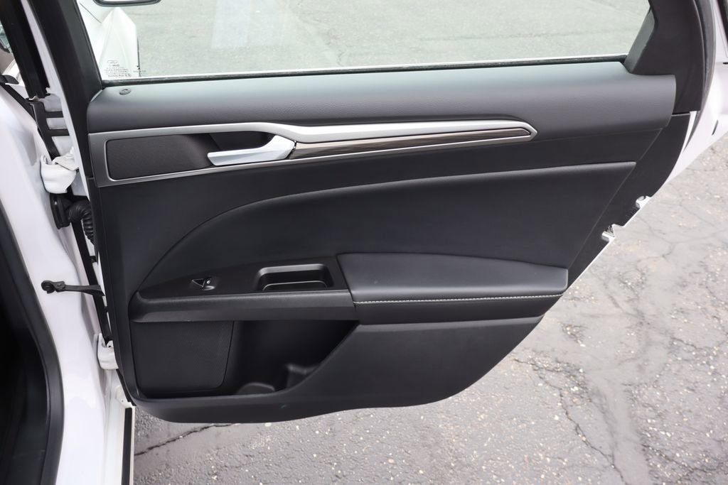 Used 2017 Ford Fusion SE w/ Fusion SE Technology Package image 26