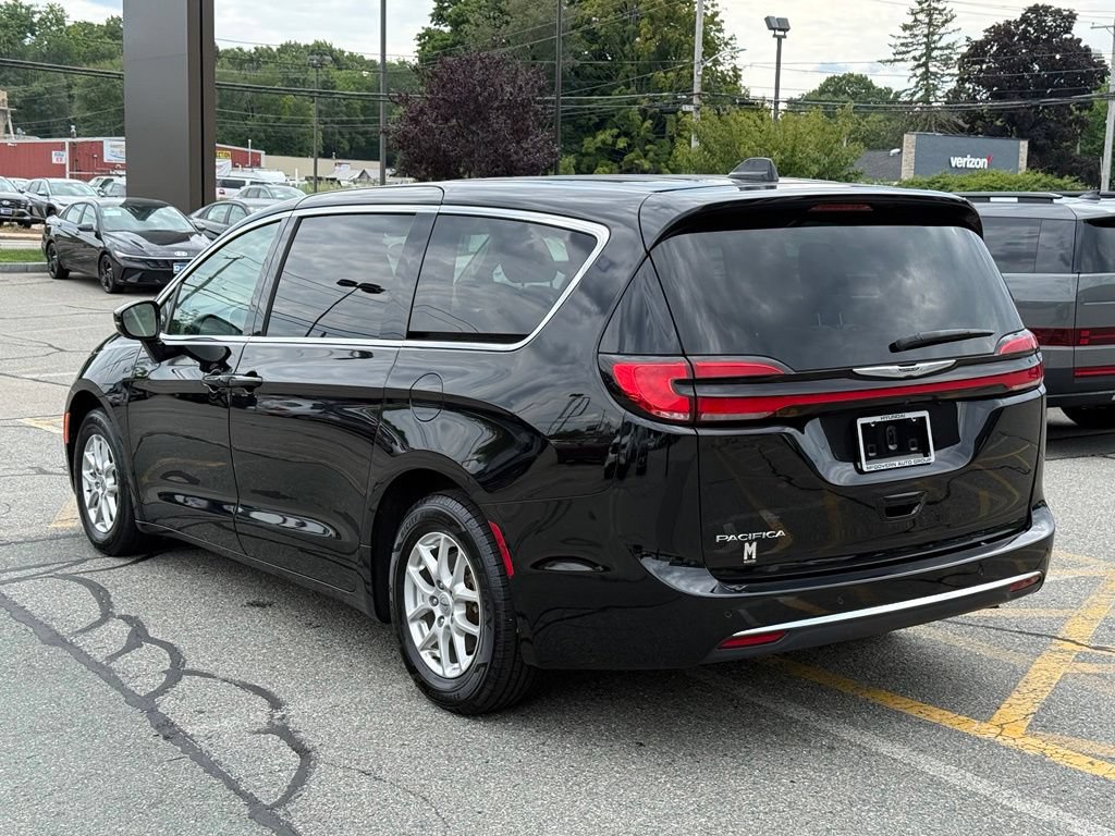 Used 2024 Chrysler Pacifica Touring-L FWD image 3
