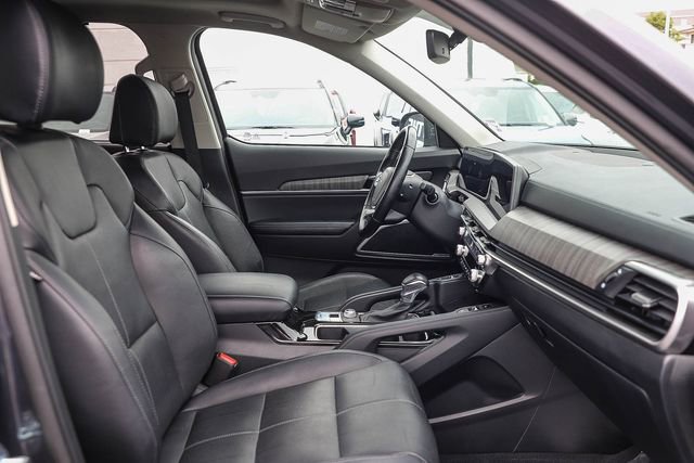 Certified 2024 Kia Telluride EX w/ EX Captain's Chair Package FWD image 19