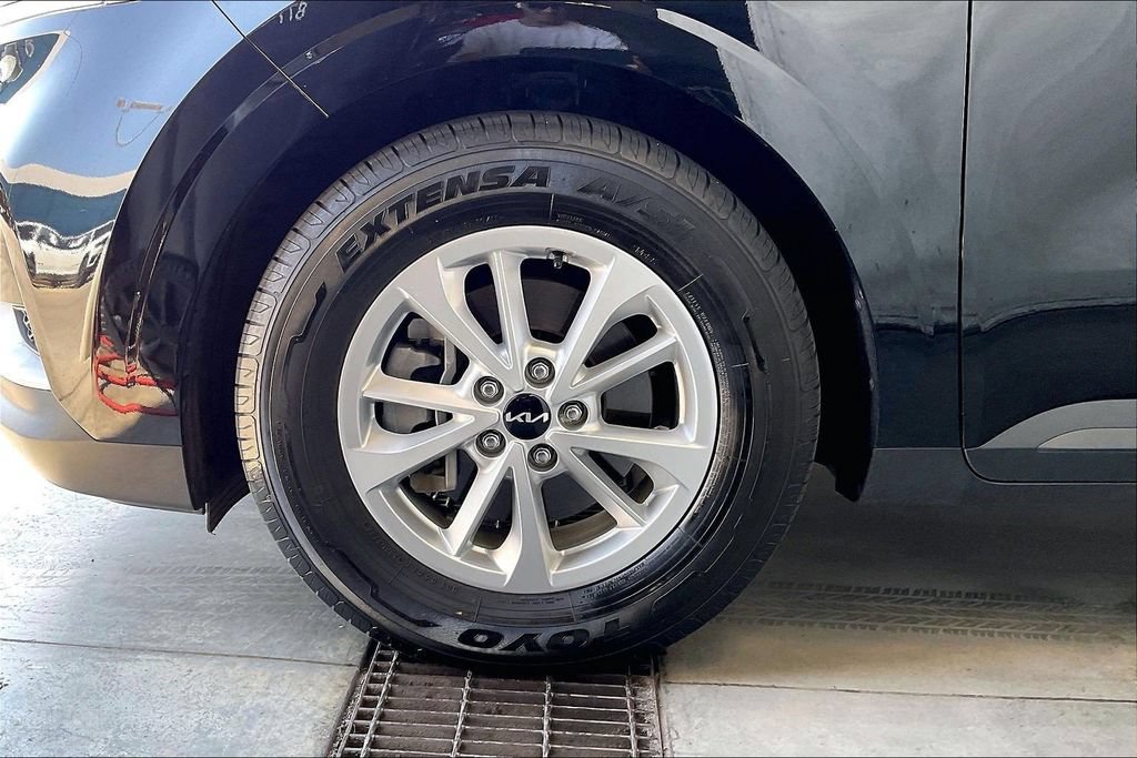 Used 2024 Kia Carnival LX FWD image 8