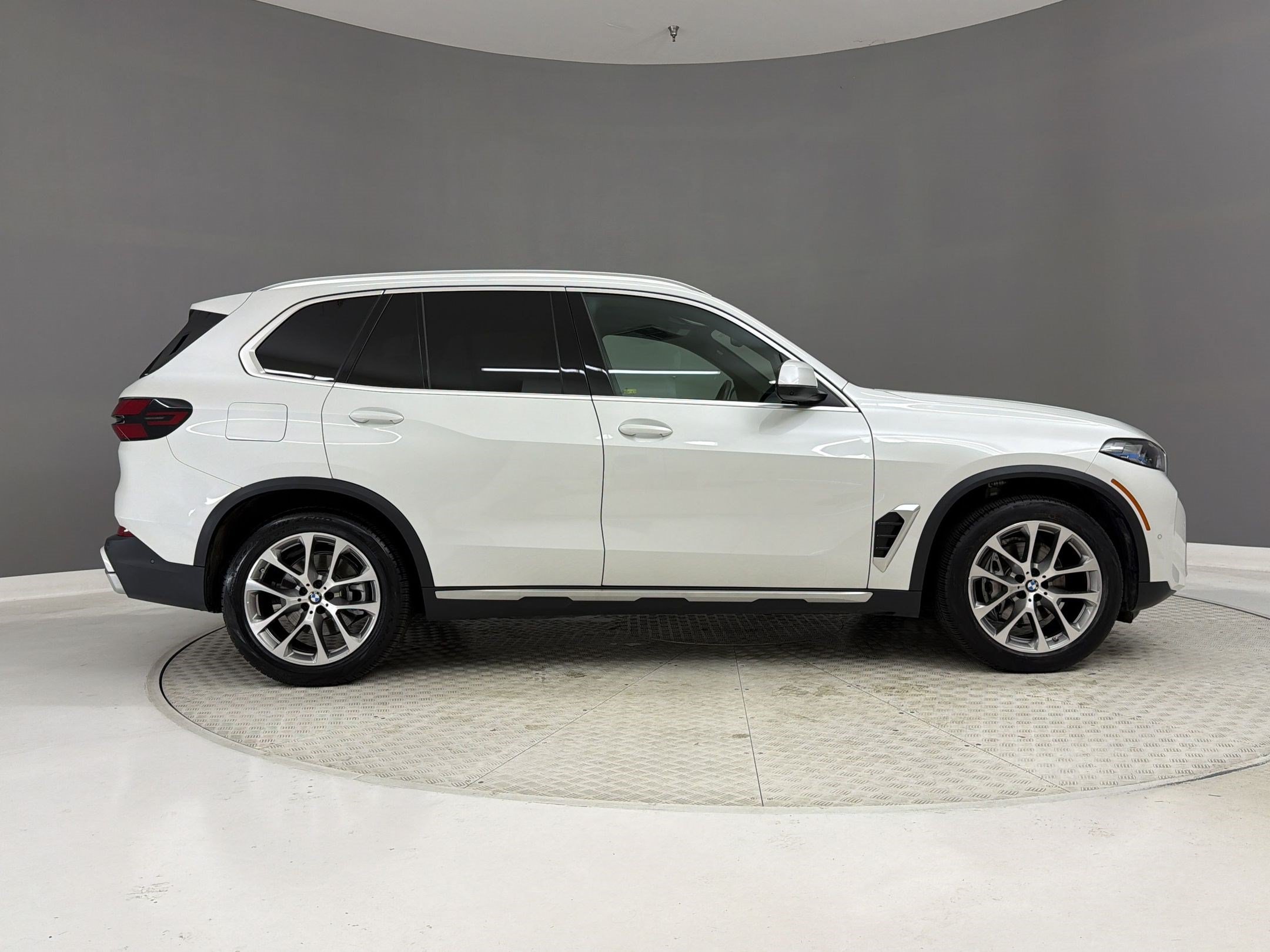 Certified 2024 BMW X5 xDrive40i w/ Premium Package AWD/4WD image 8