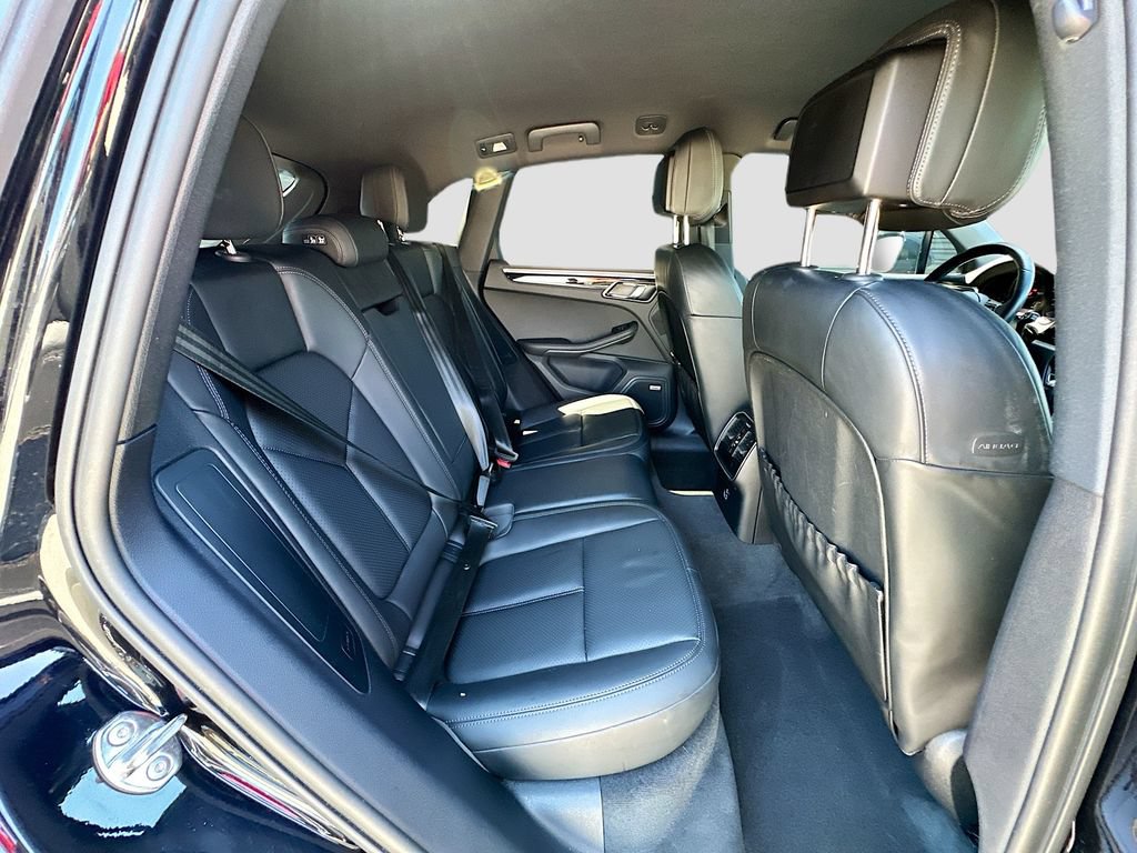 Certified 2023 Porsche Macan AWD/4WD image 29
