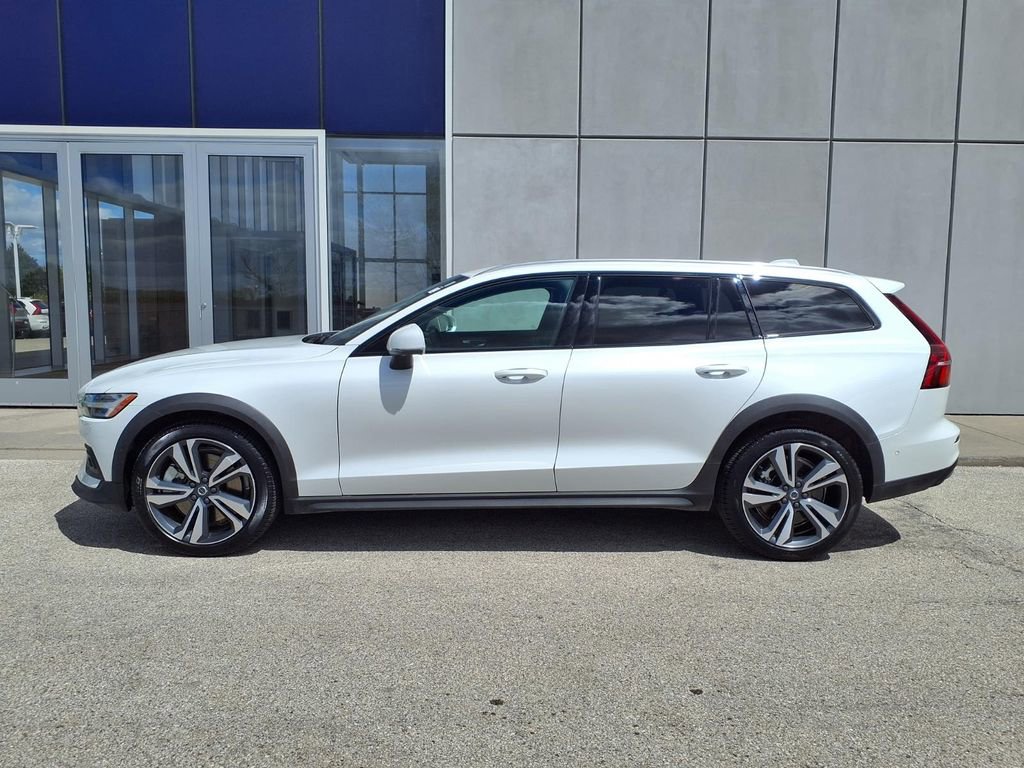 Certified 2025 Volvo V60 B5 Cross Country Plus AWD/4WD image 3