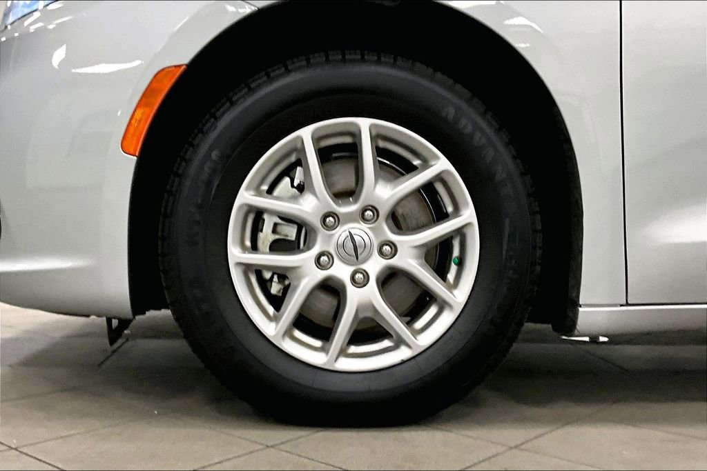 Used 2024 Chrysler Pacifica Touring-L image 34