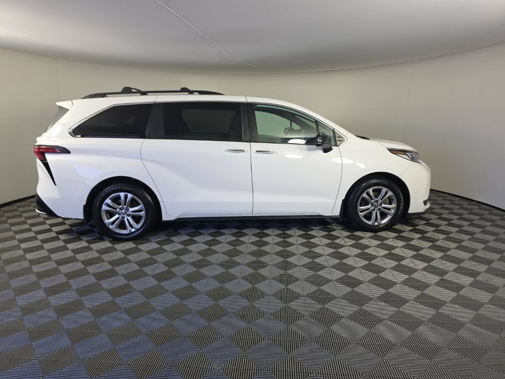 Used 2022 Toyota Sienna XSE AWD/4WD image 6