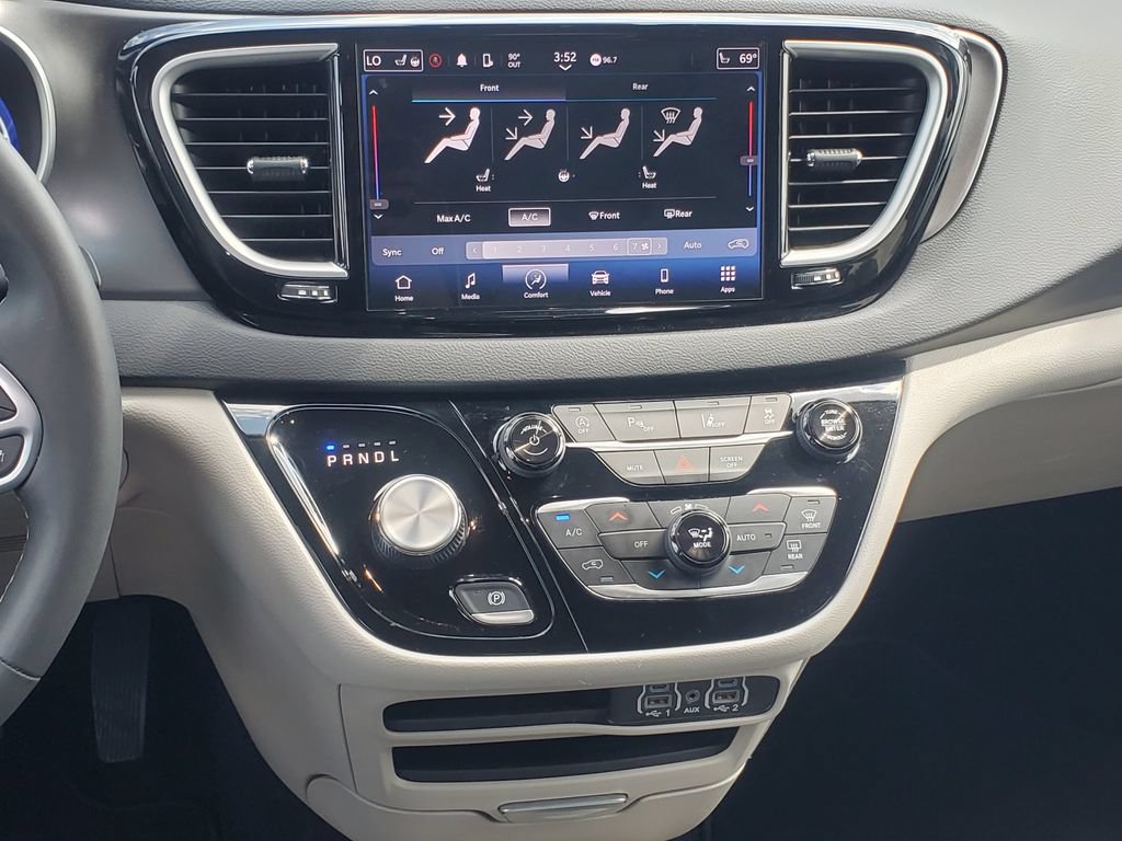 Used 2024 Chrysler Pacifica Touring-L FWD image 25