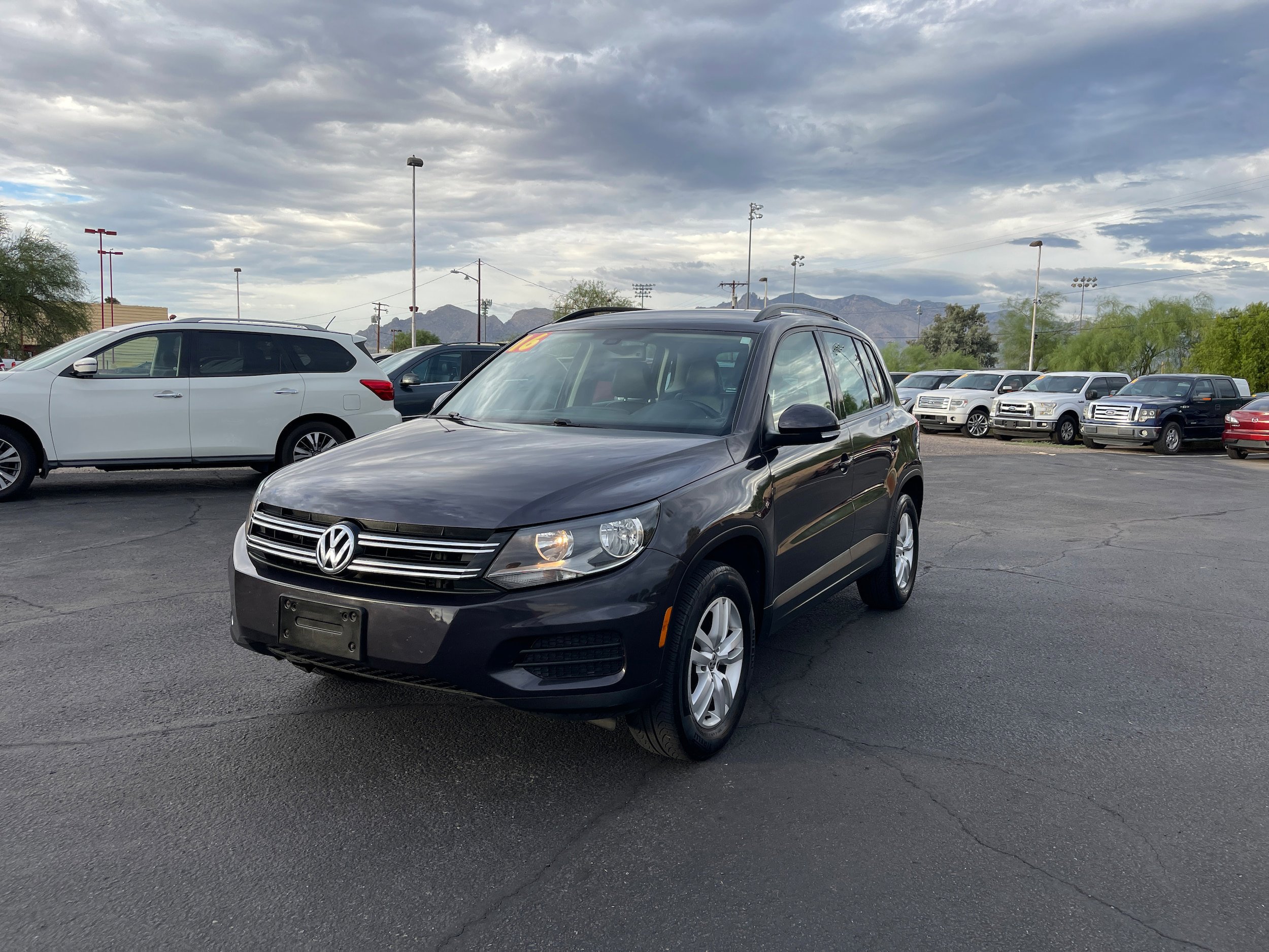 Used 2016 Volkswagen Tiguan S image 1