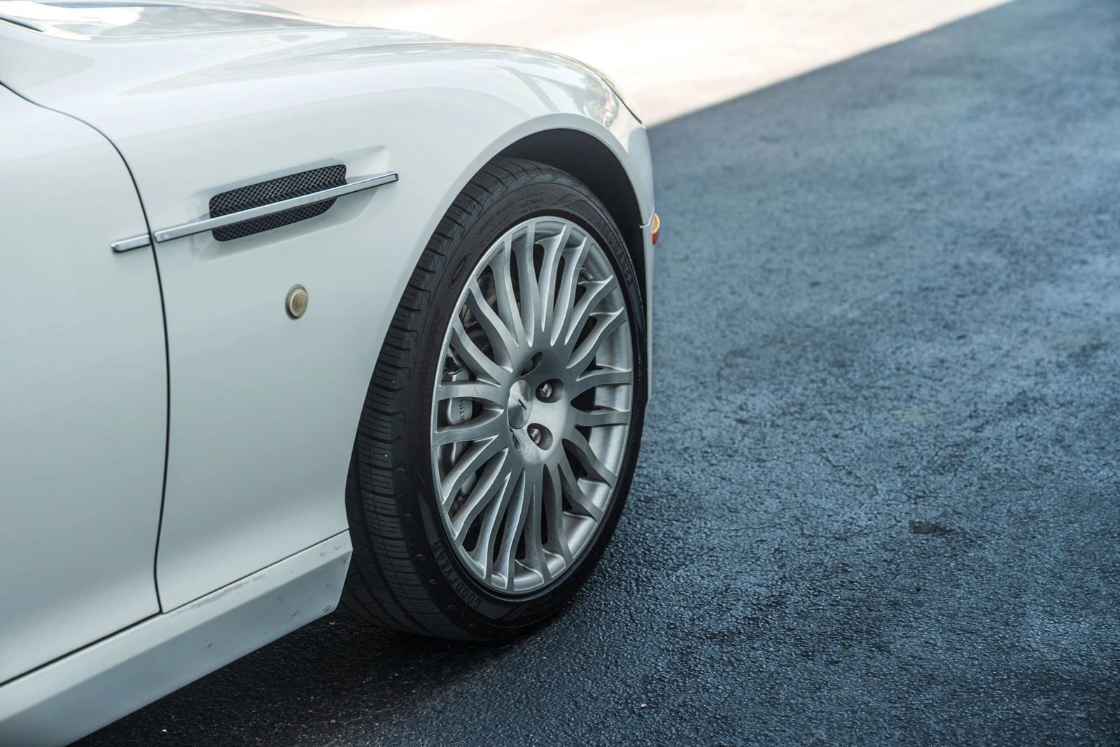 Used 2011 Aston Martin DB9 Coupe RWD image 11