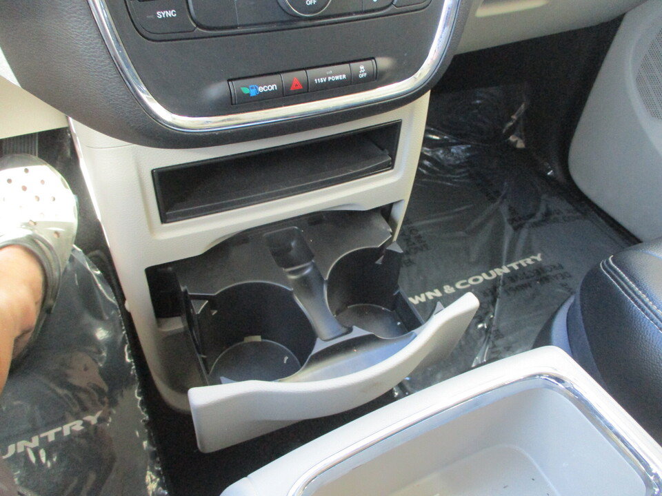 Used 2015 Chrysler Town & Country Touring FWD image 34