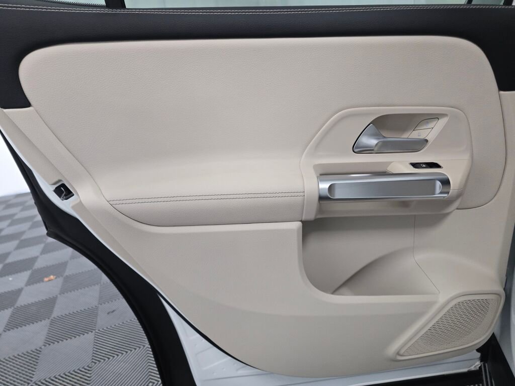 Used 2025 Mercedes-Benz GLB 250 4MATIC image 19