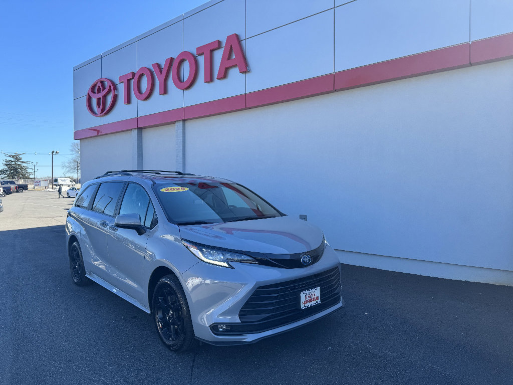 Used 2025 Toyota Sienna XLE Woodland Edition image 1
