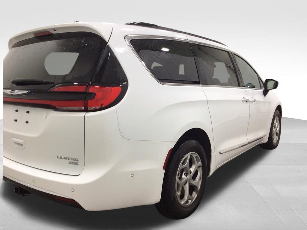 Used 2023 Chrysler Pacifica Limited w/ Trailer Tow Group AWD/4WD image 4