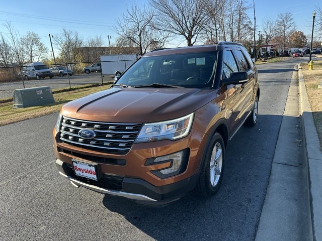 Used 2017 Ford Explorer XLT image 4