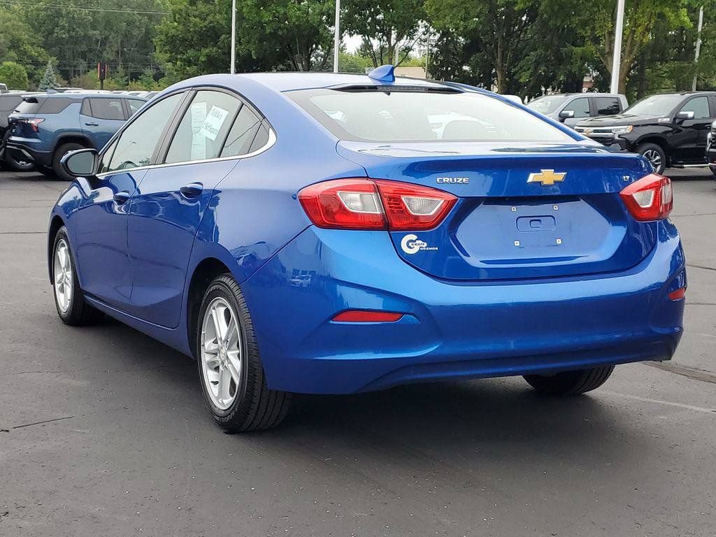 Used 2018 Chevrolet Cruze LT w/ Sun And Sound Package FWD image 4