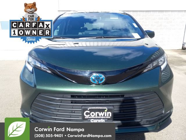 Used 2025 Toyota Sienna XLE Woodland Edition image 8