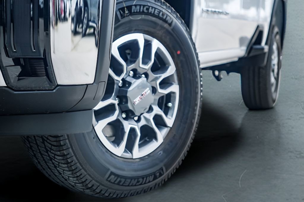 New 2026 GMC Sierra 2500 SLE image 2