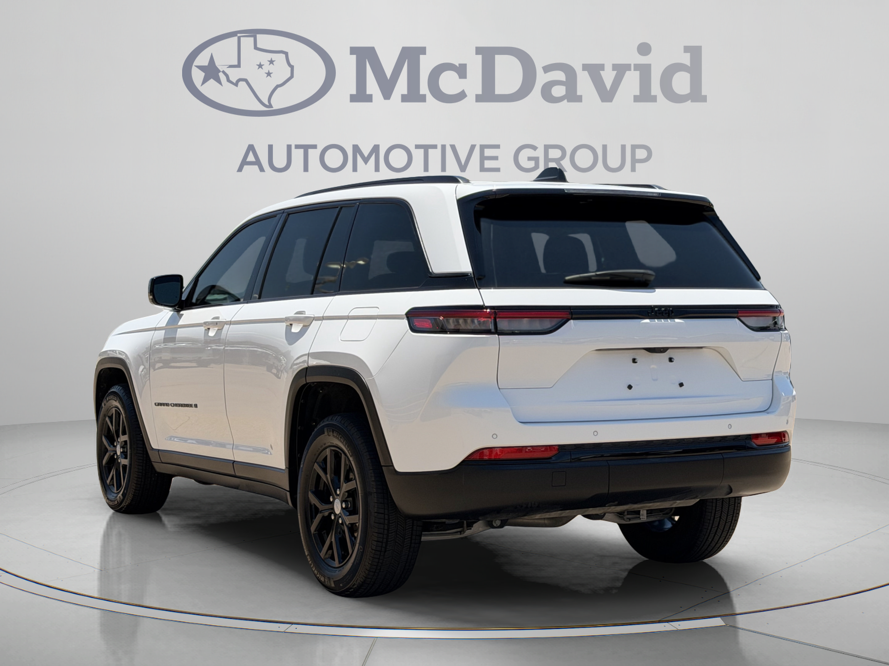 Used 2025 Jeep Grand Cherokee Altitude RWD image 5