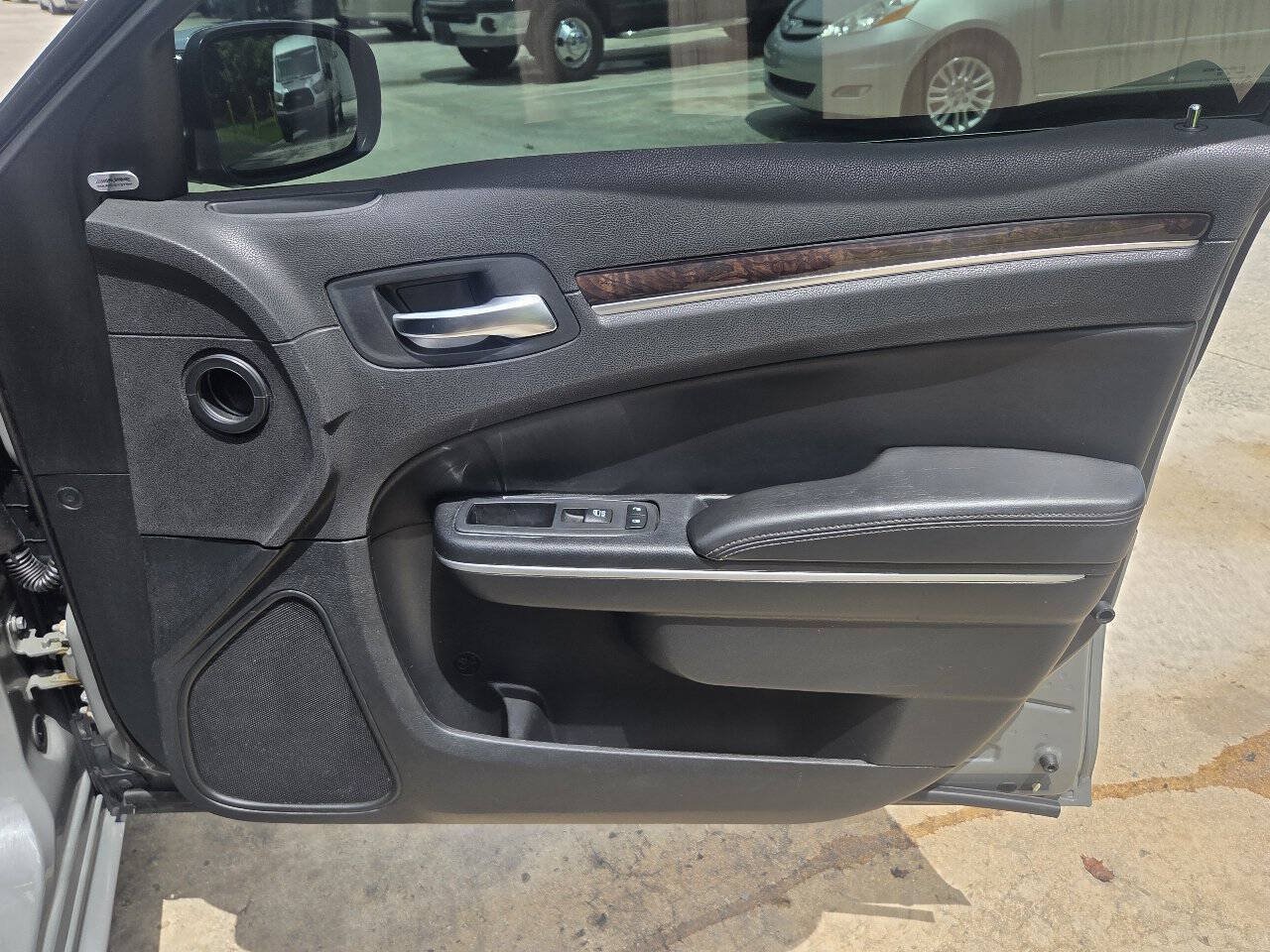 Used 2019 Chrysler 300 Limited RWD image 19