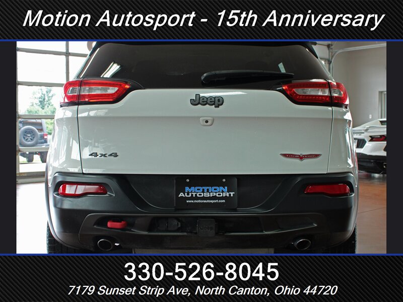 Used 2017 Jeep Cherokee Trailhawk AWD/4WD image 6