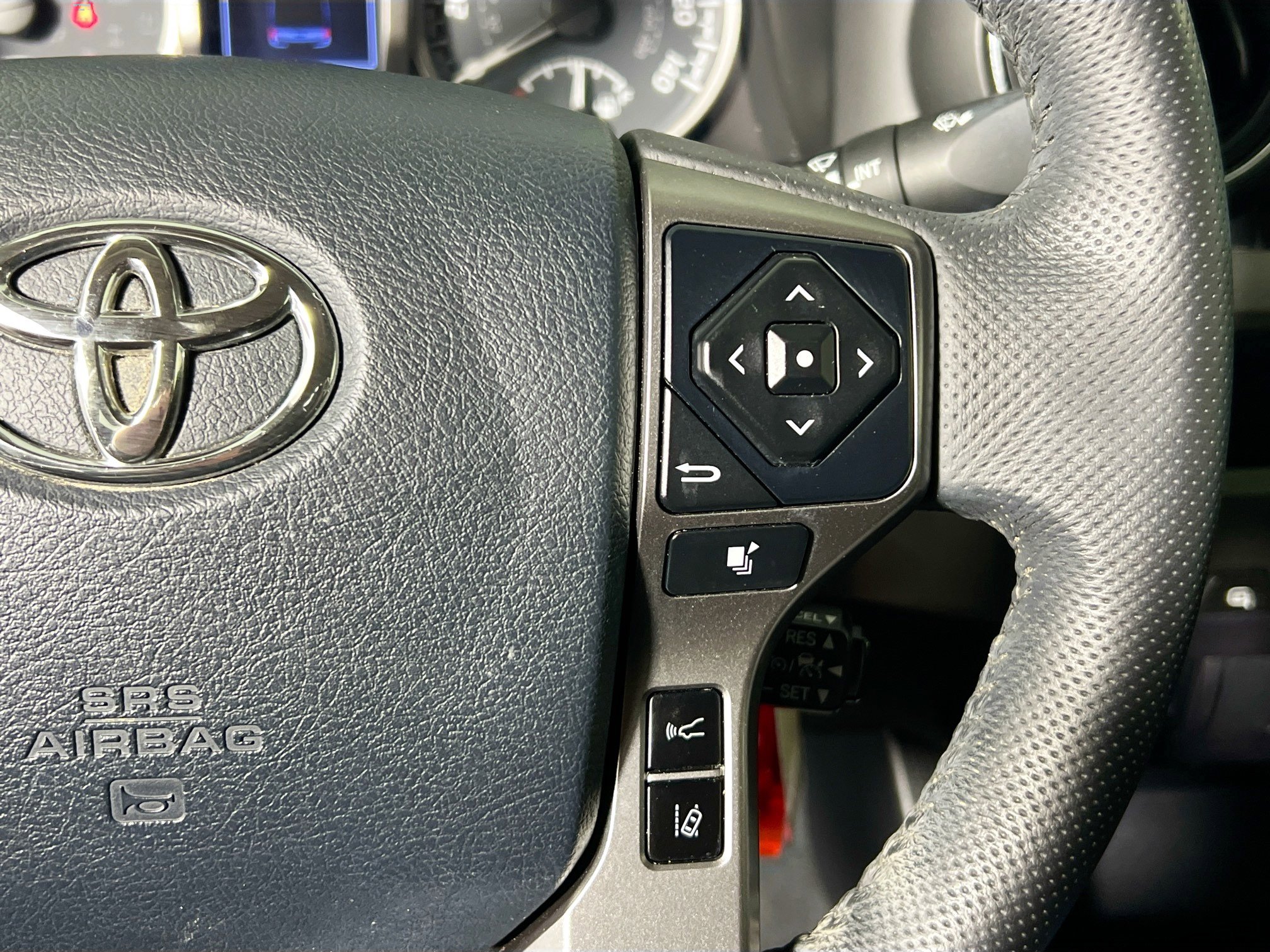 Used 2020 Toyota Tacoma SR5 w/ SR5 Appearance Package (SM) image 19