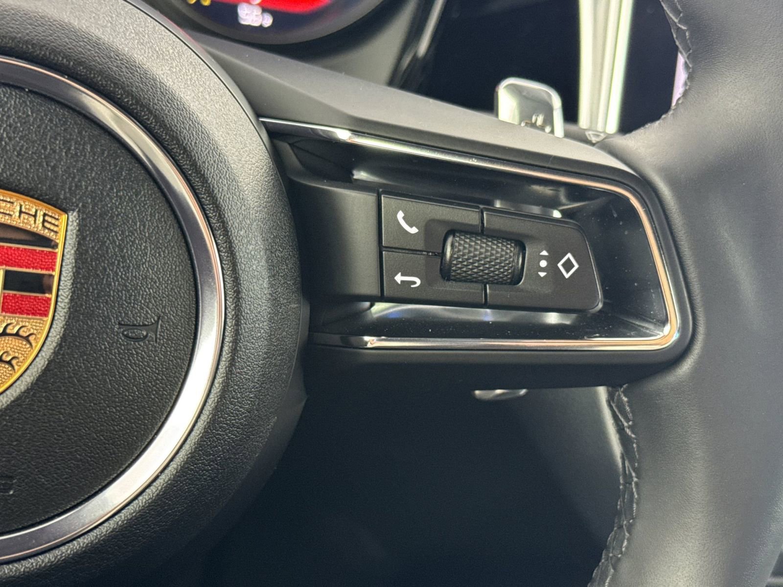 Certified 2025 Porsche Macan image 30