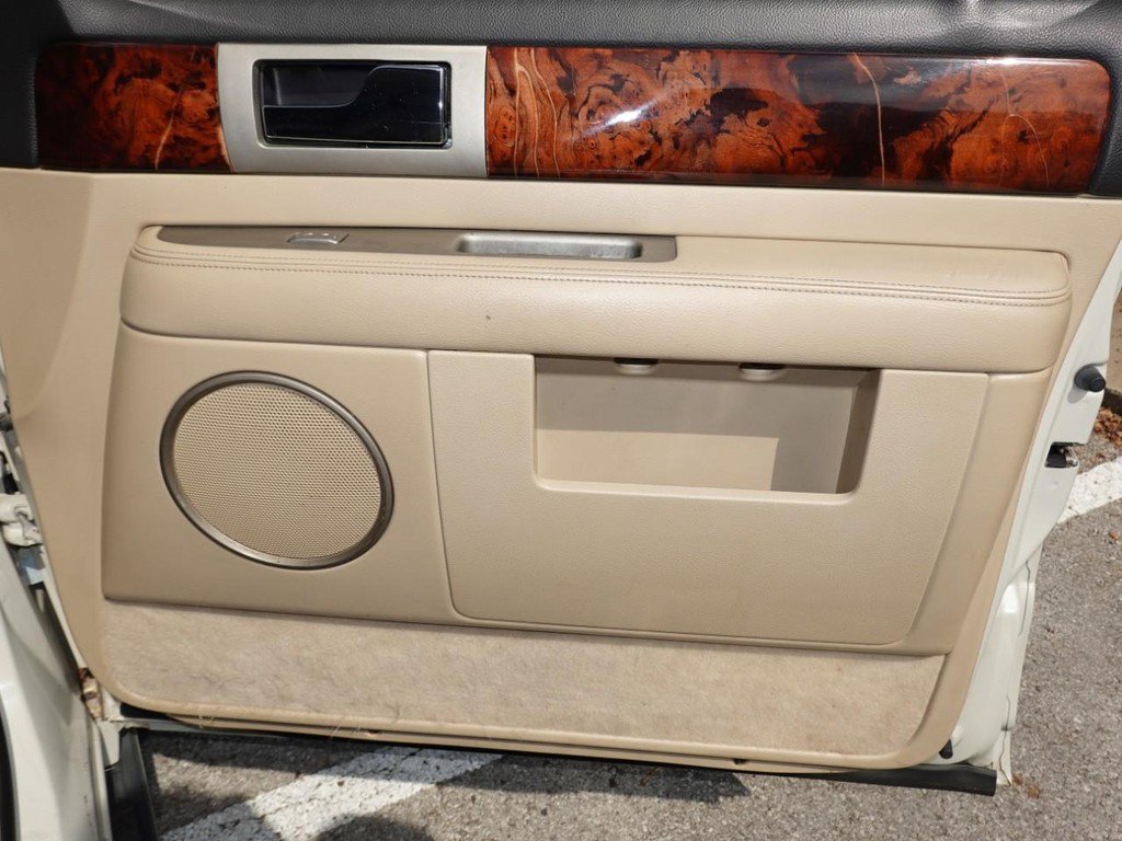 Used 2005 Lincoln Navigator Luxury image 24