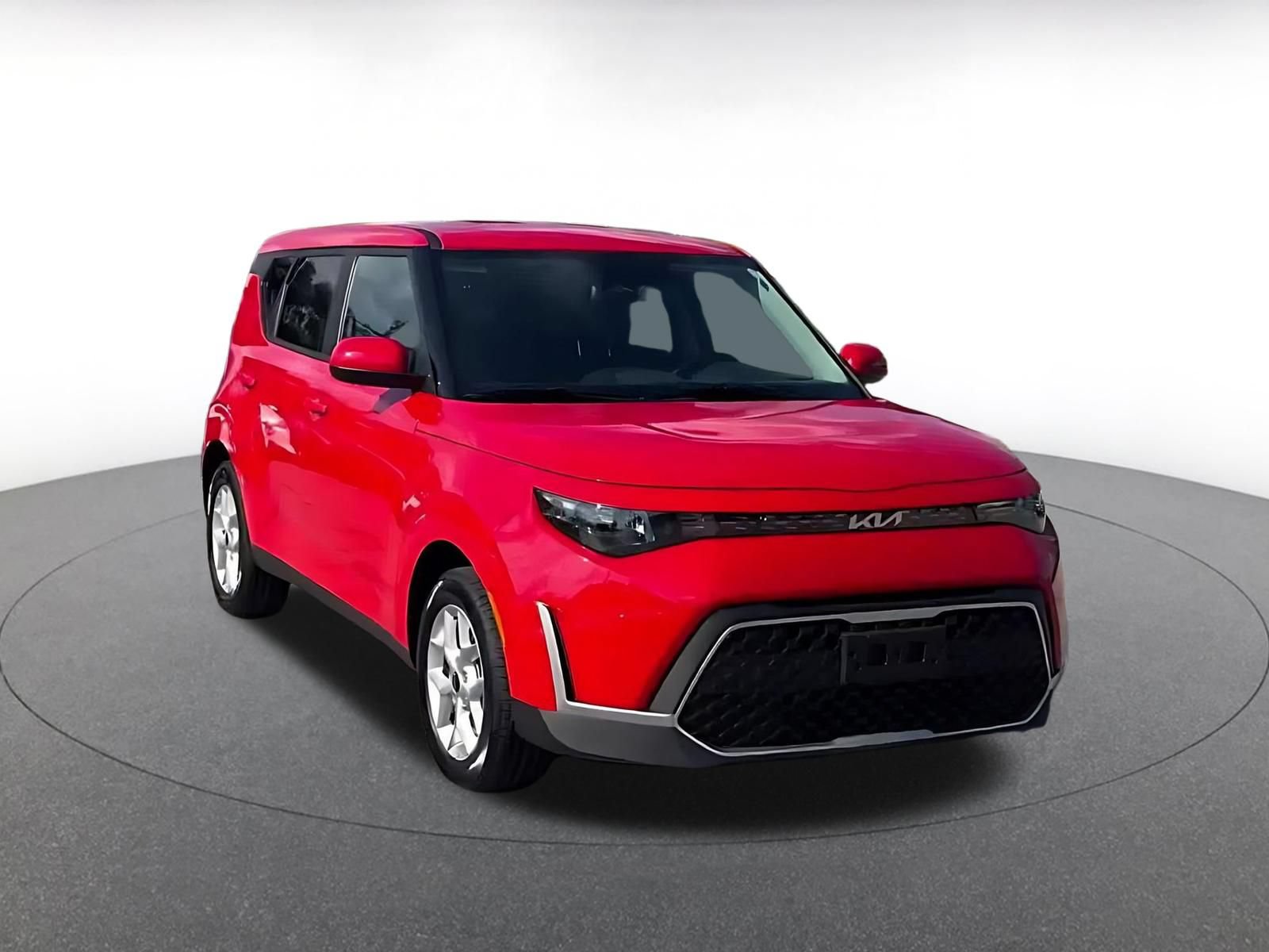 Used 2025 Kia Soul LX w/ LX Technology Package FWD image 3