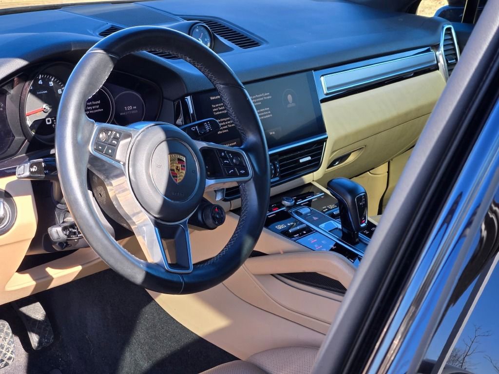 Certified 2023 Porsche Cayenne Platinum Edition image 4